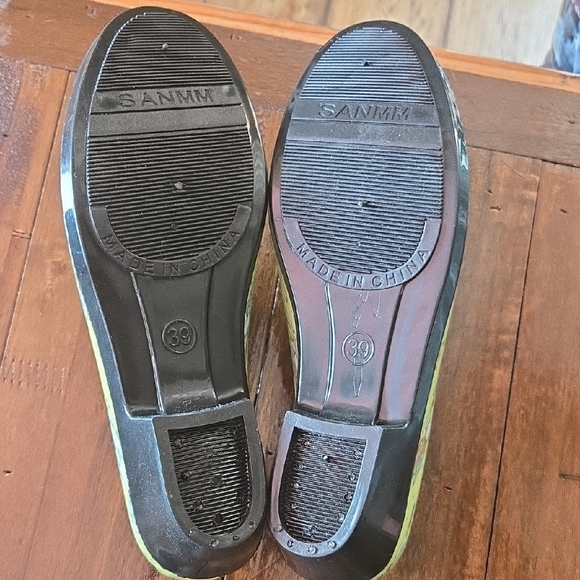 Women's Floral Rain Boots - Black and Yellow - Picture 4 of 7